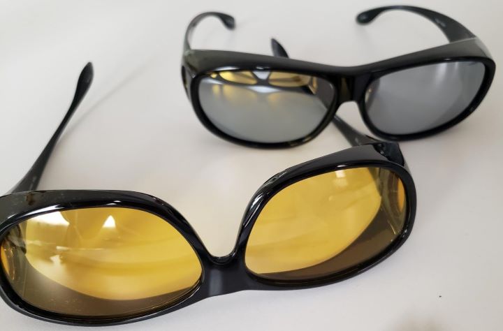 Observing the attractive design of the sunglasses for seniors