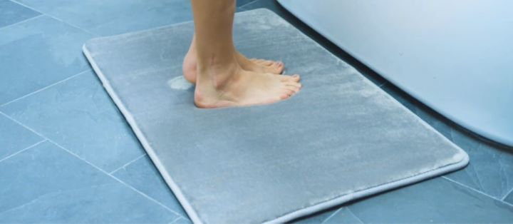 Checking how water absorbent the nonslip bath mat