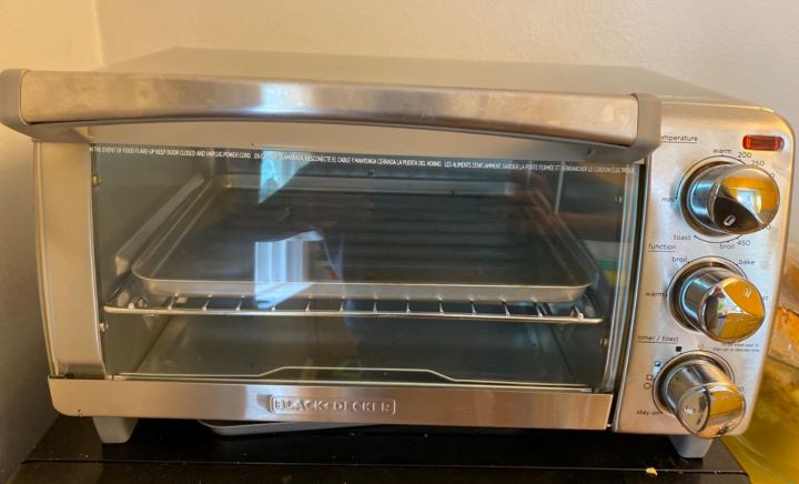 Using the space-saving Black and Decker's toaster oven for seniors