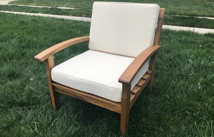 Observing the quality of the outdoor chairs for the elderly