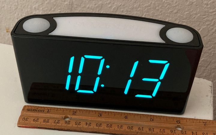 Using the sturdy alarm clock for seniors from Rocam