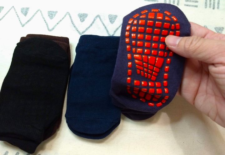 Checking the Non-slip Indoor Trampoline Socks