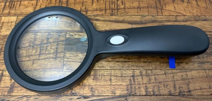 Observing the durable design of the good magnifying glass for elderly