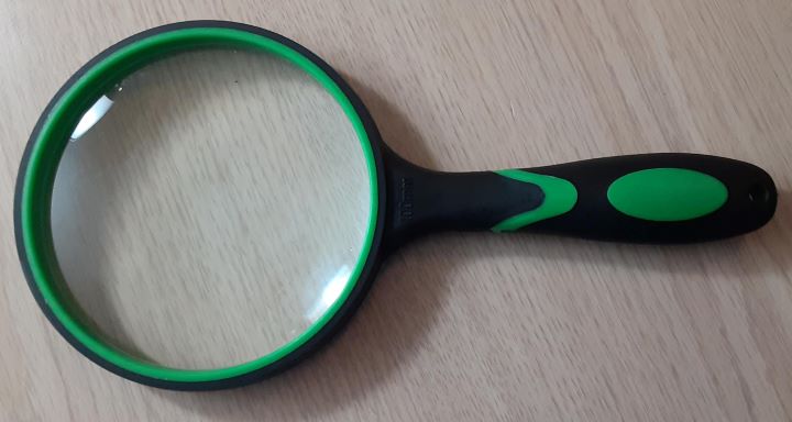 Having the large magnifying glass for elderly from Gyanduly