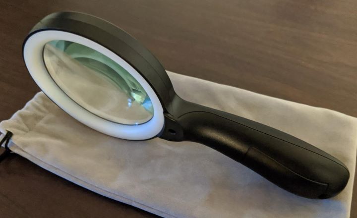 Using the bright magnifying glass for elderly from JMH