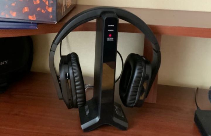 Observing the durable design of the TV headphones for seniors
