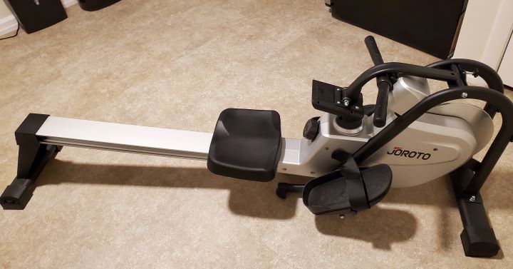 Using the magnetic rowing machine for seniors from Joroto