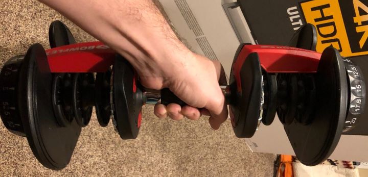 Testing the weight of the dumbbell for seniors